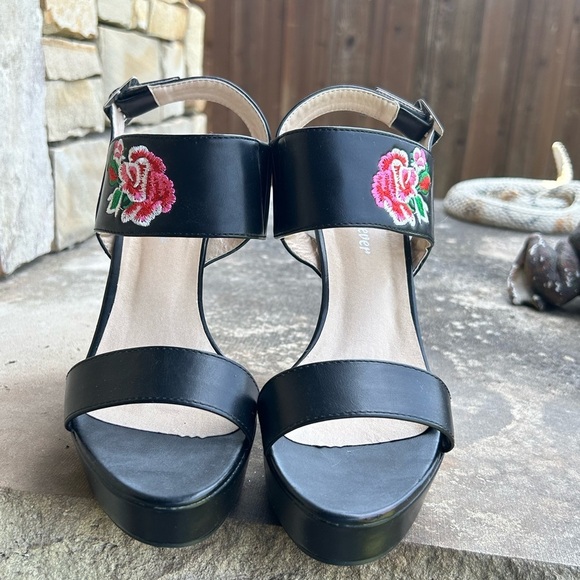 Chunky Heels Forever embroidered flower black heels. Sz-7. Os - Picture 5 of 7